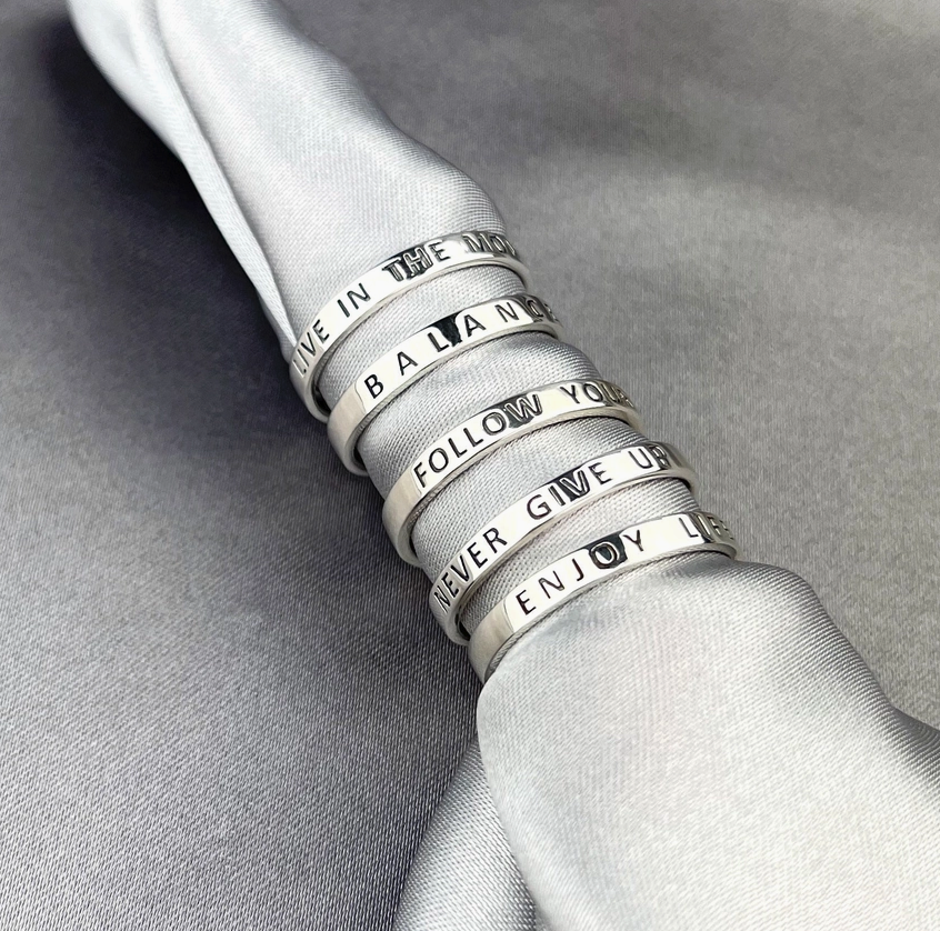 LIVE IN THE MOMENT Ring - Gegraveerde vingerring van 925 sterling zilver