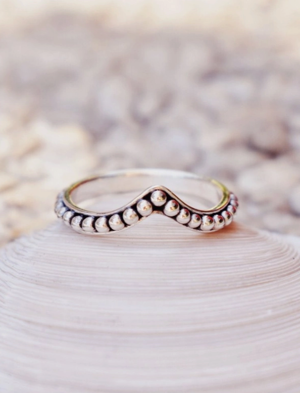 Driehoekige ring met zilveren parels