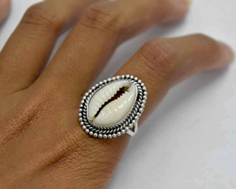 Grote cowrie zilveren shell ring