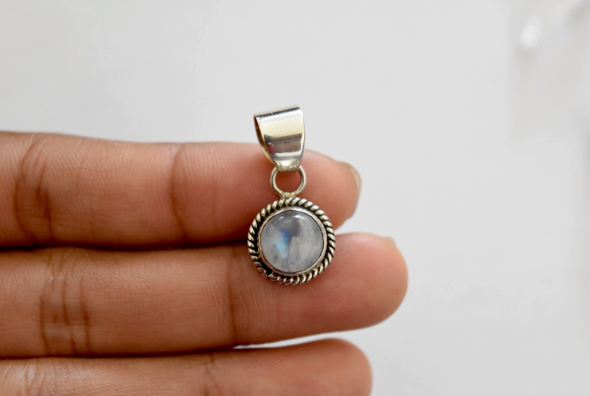 Zilveren ketting met maansteen hanger en twist decoratie