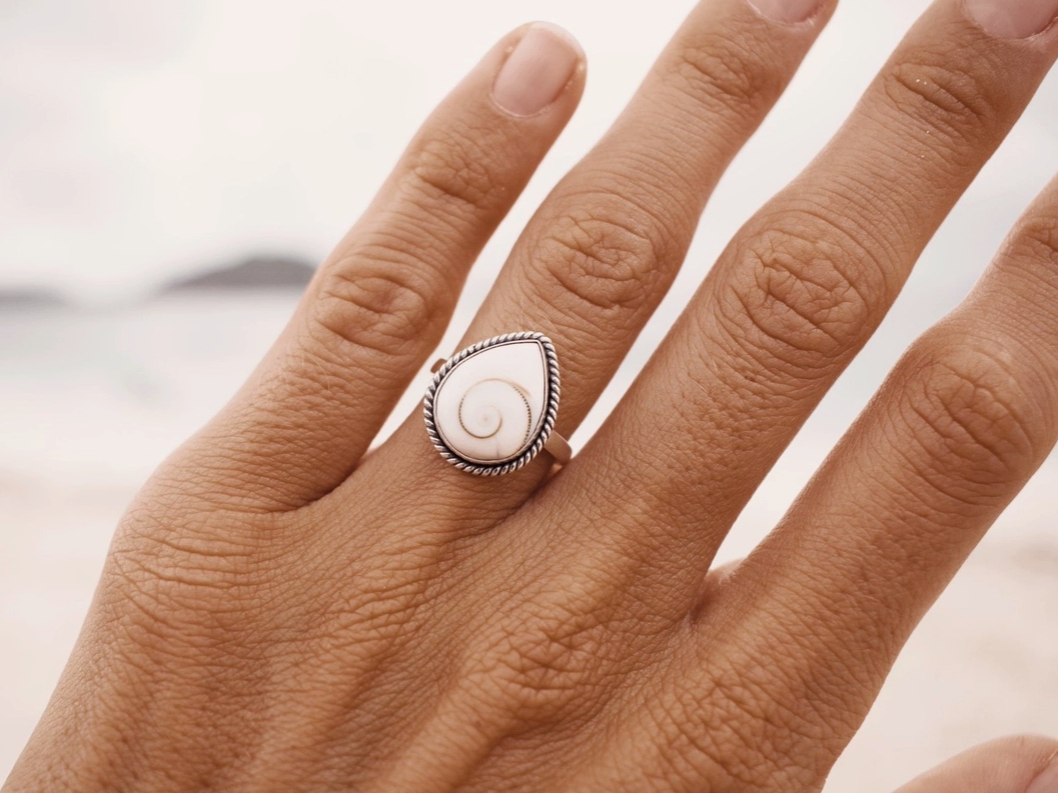 Ring met traan Shiva schelp en twist decoratie