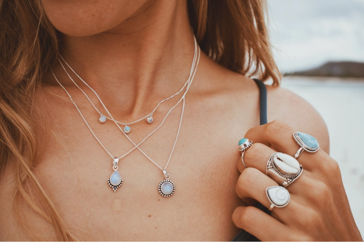 Teardrop larimar ring met twist decoratie