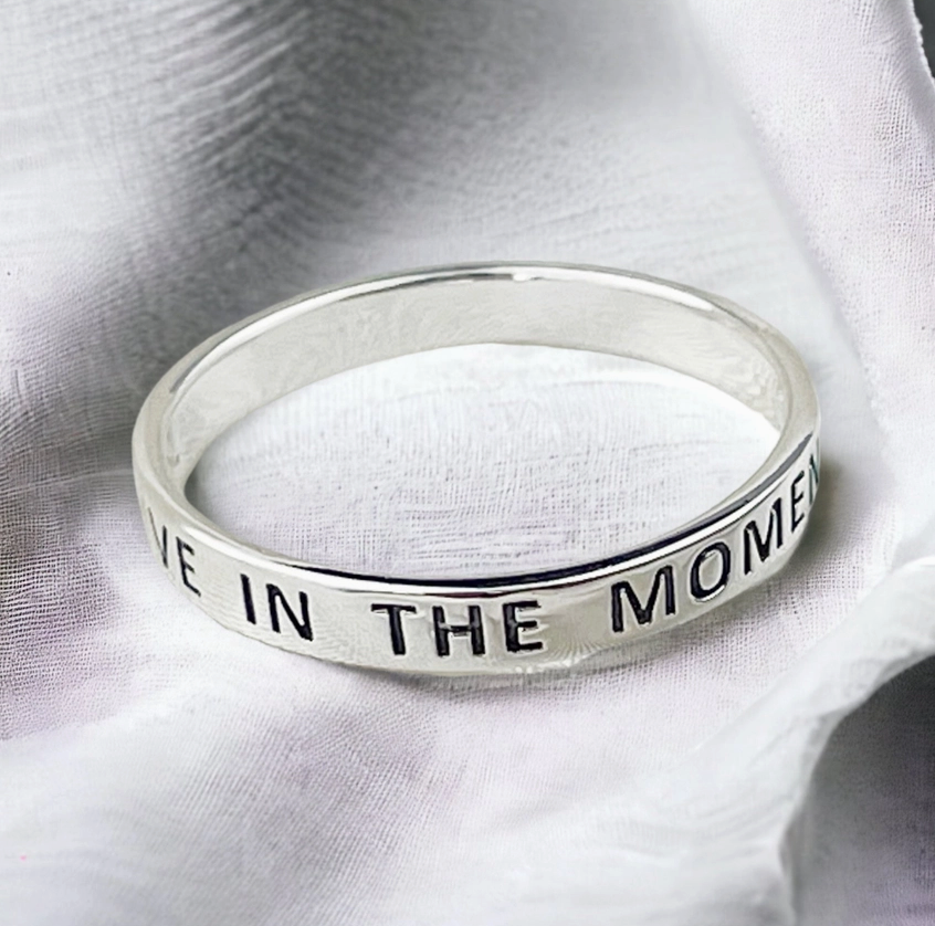LIVE IN THE MOMENT Ring - Gegraveerde vingerring van 925 sterling zilver