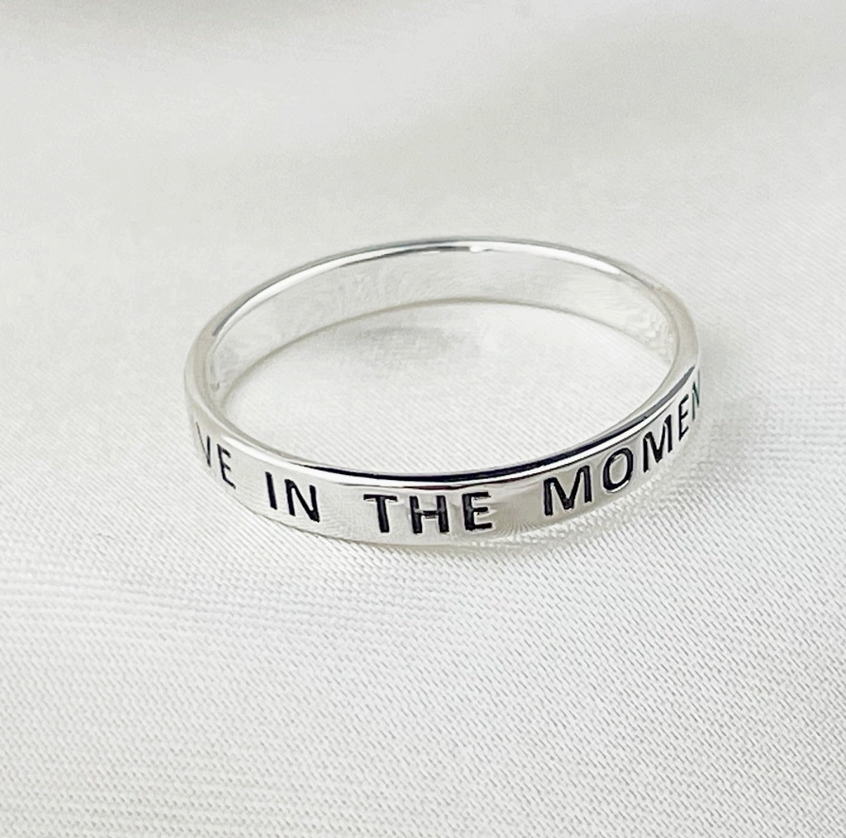 LIVE IN THE MOMENT Ring - Gegraveerde vingerring van 925 sterling zilver